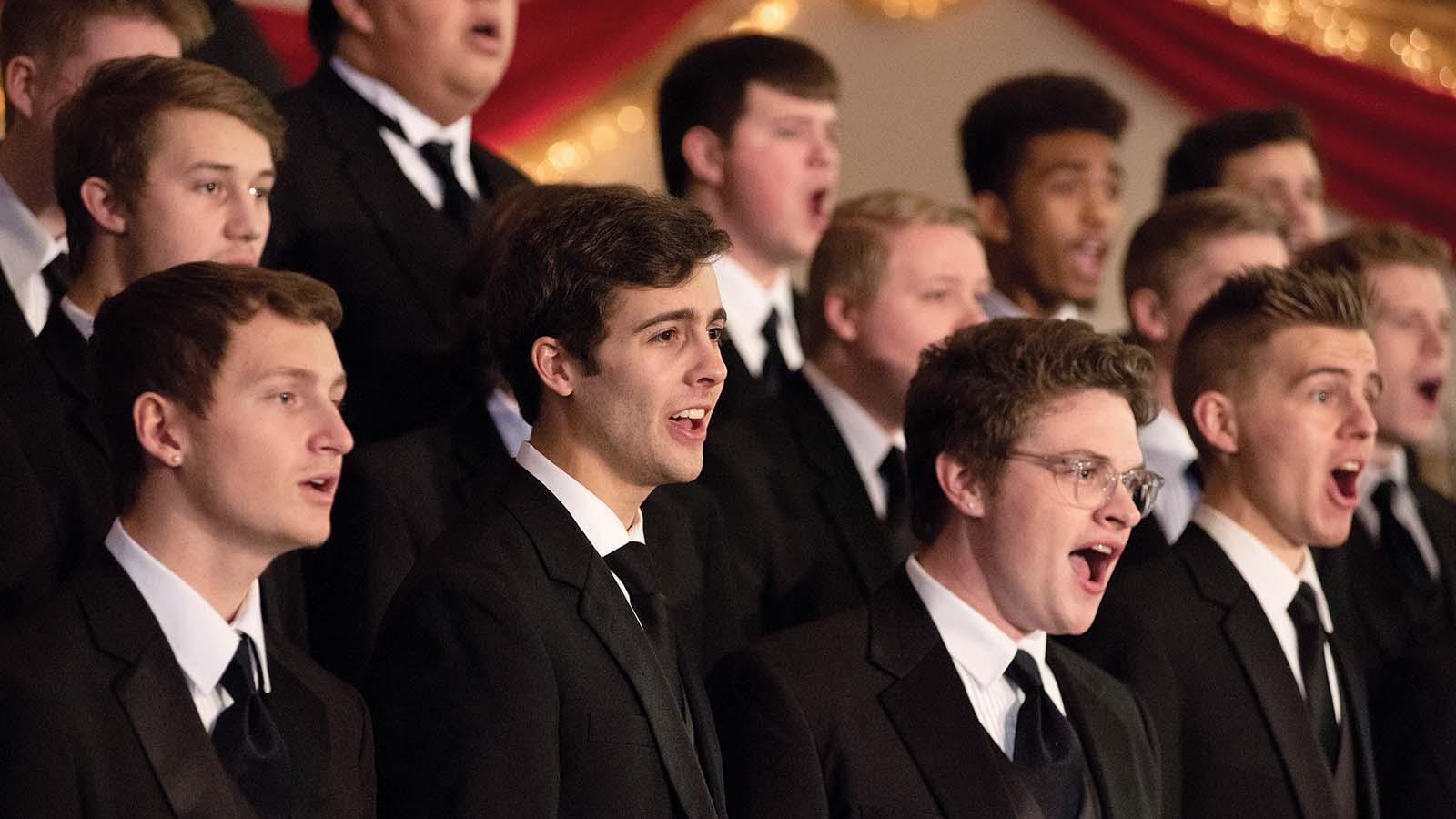 关闭up of men’s choir in tuxedos singing 